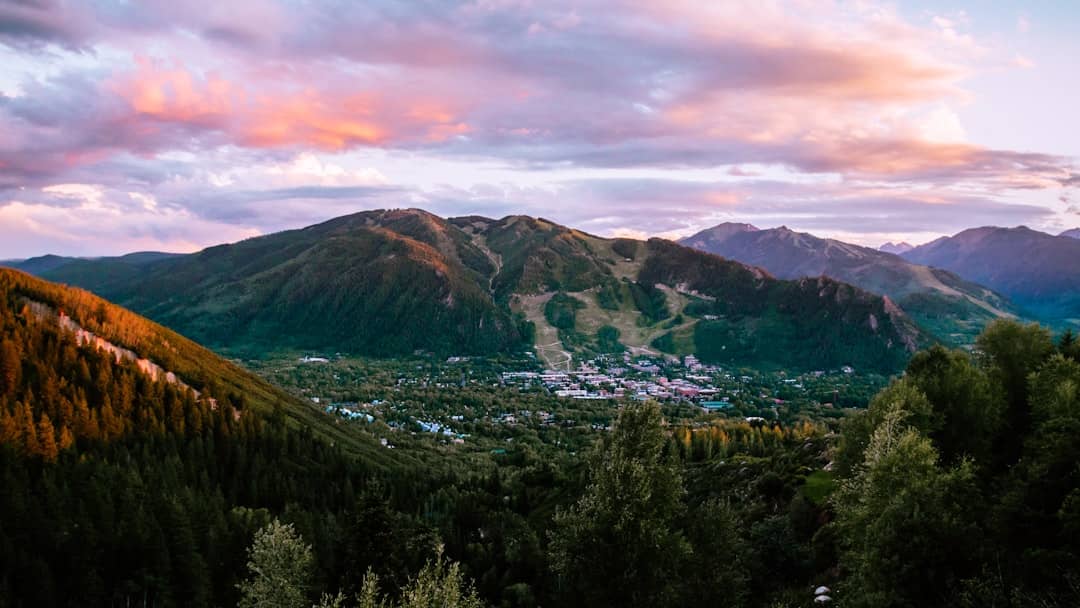 Aspen Colorado Travel Guide: Best Time, Activities & Seasonal Experiences 1